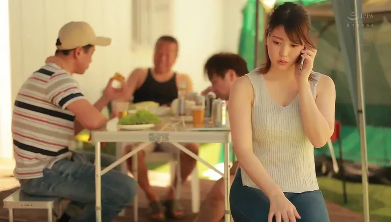 Anh xã khờ để người vợ tham gia sự kiện cắm trại với mấy gã nhà cạnh bên và cái kết