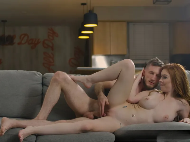 đang tăng ca mà bạn gái cứ dùng cô bé dụ tôi doggy cùng em